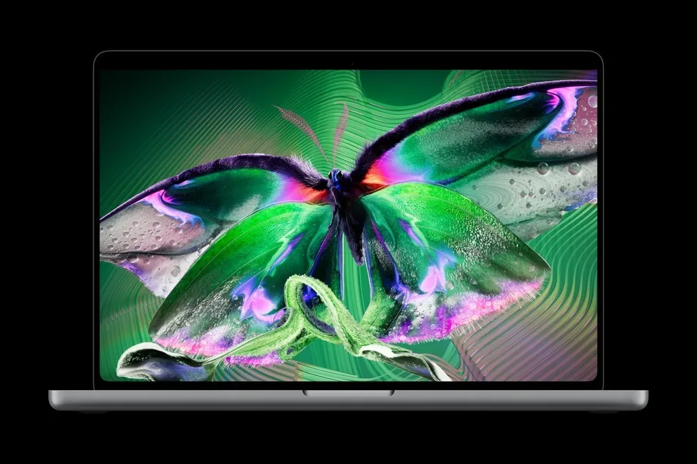MacBook Pro aberto exibe uma borboleta colorida na tela.