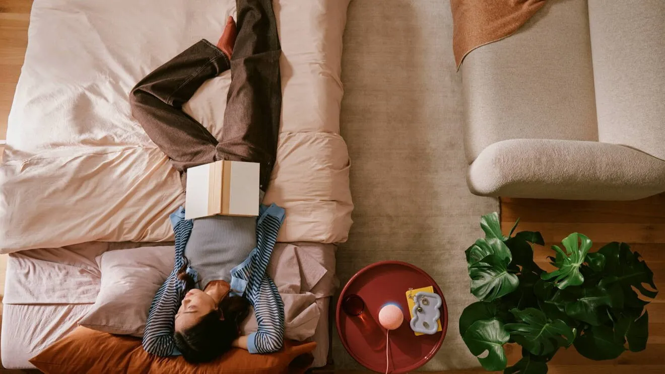 Echo Dot rosa sobre um móvel, em ambiente doméstico.