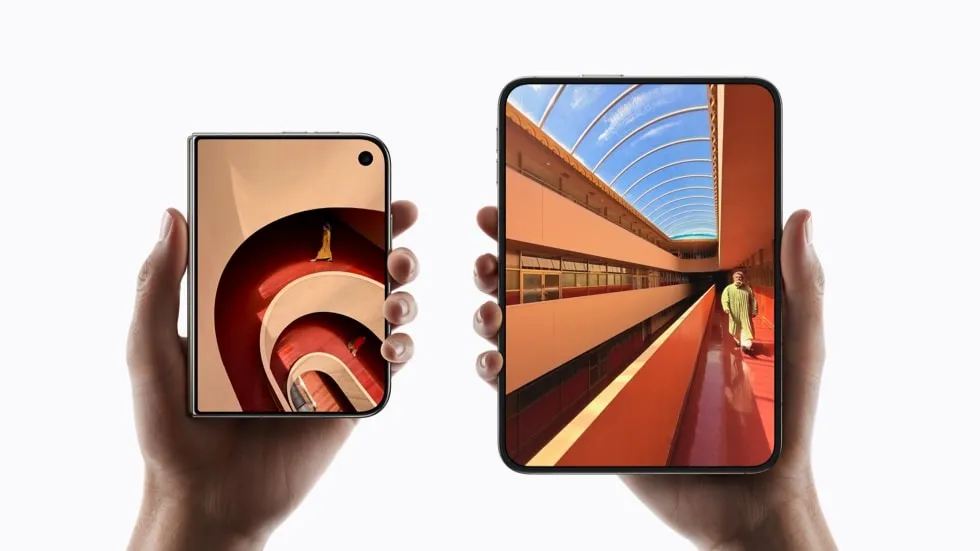 Duas mãos seguram um iPhone Duo fechado e outro aberto, mostrando a tela interna.